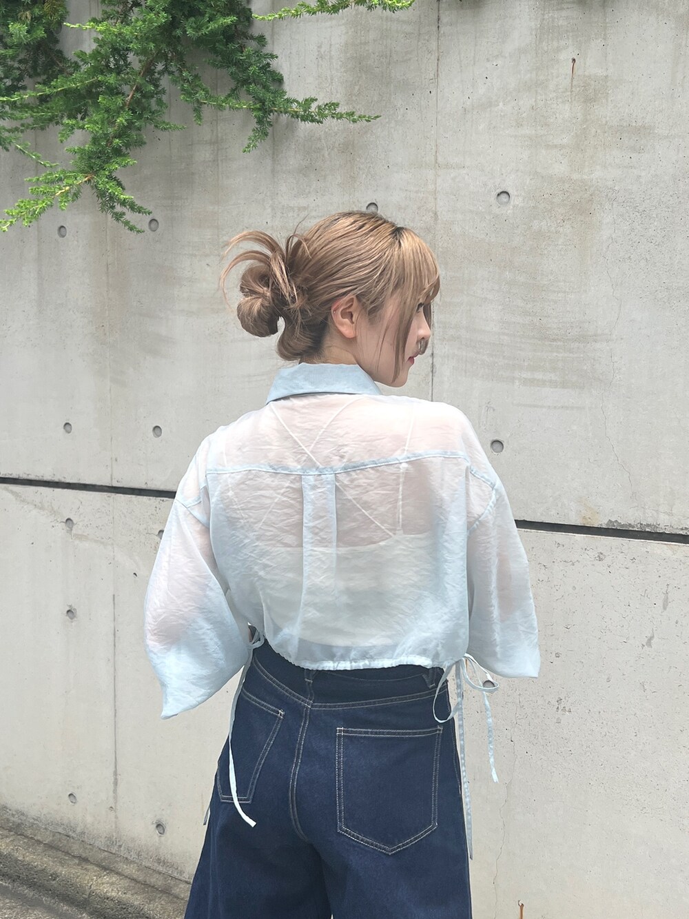 ブルー系のシャツ/ブラウス、ブルー系のデニムパンツ、シルバー系のハンドバッグを着用したレディースの夏コーディネートの4枚目の写真