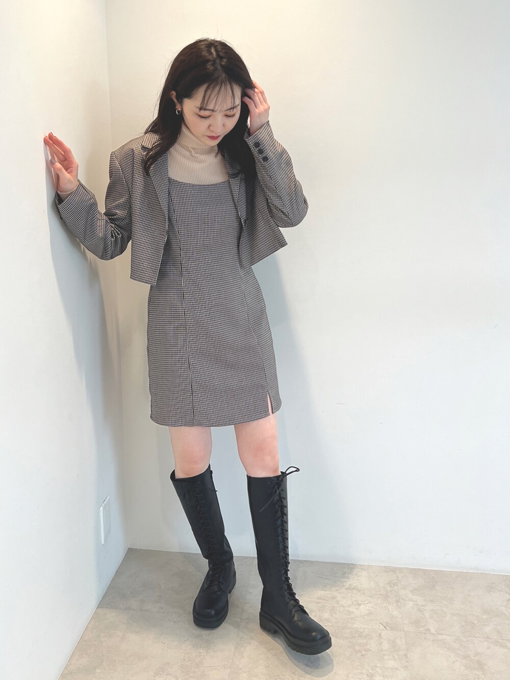 ベージュ系のテーラードジャケット、ベージュ系のワンピース、ホワイト系のニット/セーターを着用したレディースの秋コーディネートの2枚目の写真