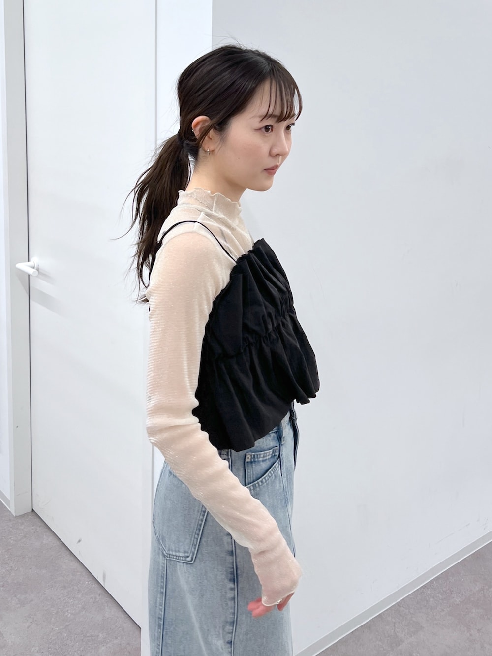 ブルー系のデニムパンツ、ホワイト系のTシャツ/カットソー、ブラック系のシャツ/ブラウスを着用したレディースの春コーディネートの3枚目の写真