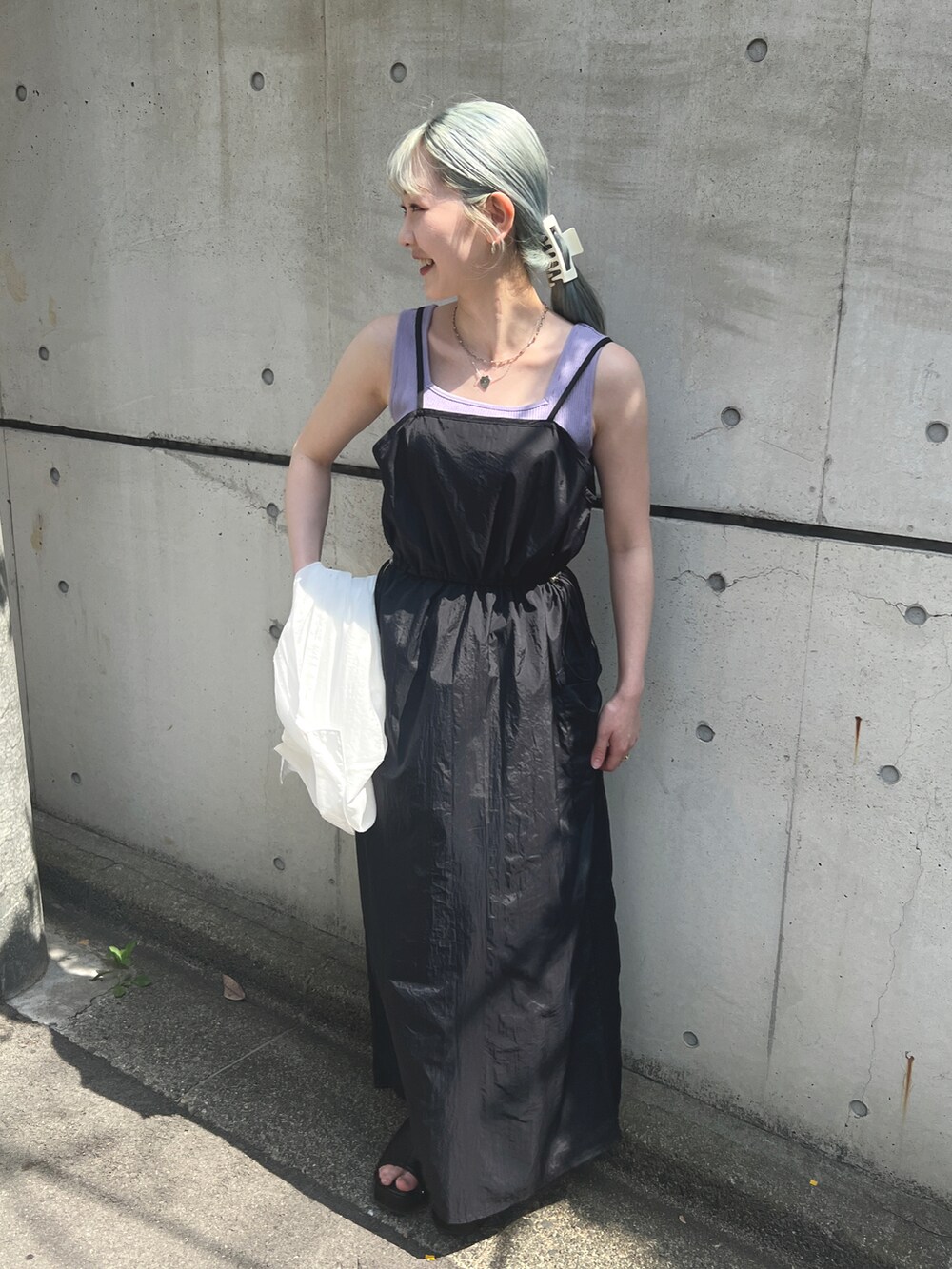 ホワイト系のシャツ/ブラウス、パープル系のTシャツ/カットソー、ブラック系のワンピースを着用したレディースの春コーディネートの3枚目の写真