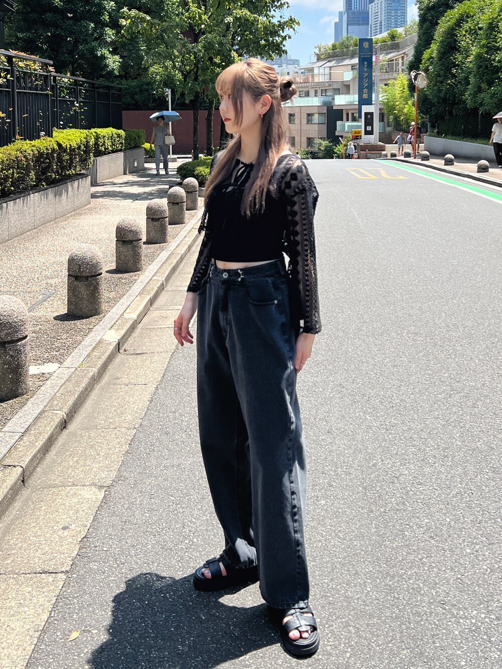 ブラック系のカーディガン/ボレロ、ブラック系のデニムパンツ、ブラック系のサンダルを着用したレディースの夏コーディネートの2枚目の写真