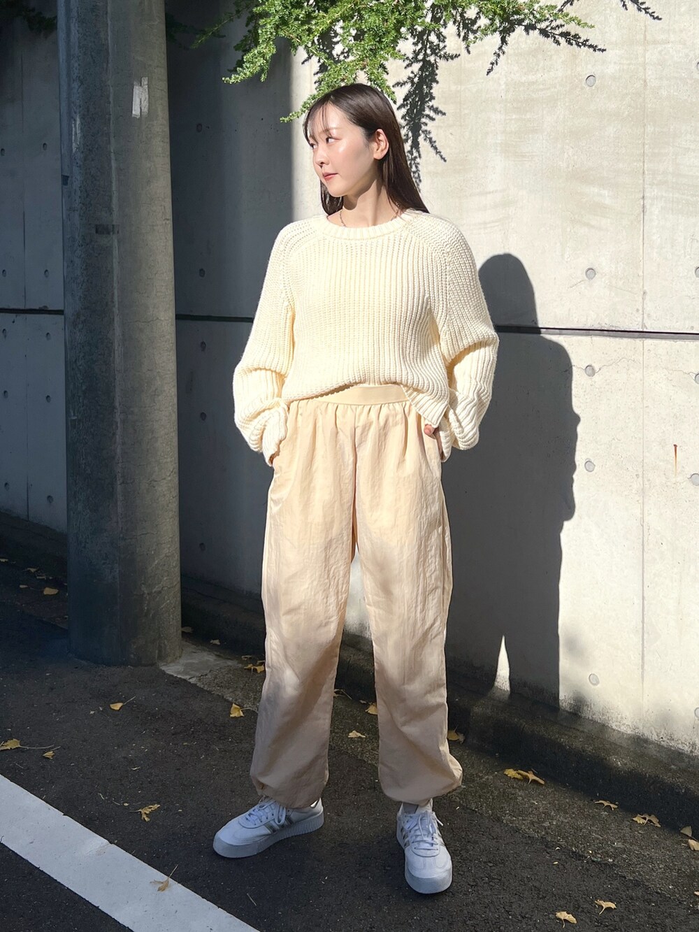 ホワイト系のニット/セーター、ホワイト系のその他パンツを着用したレディースの秋コーディネートの2枚目の写真