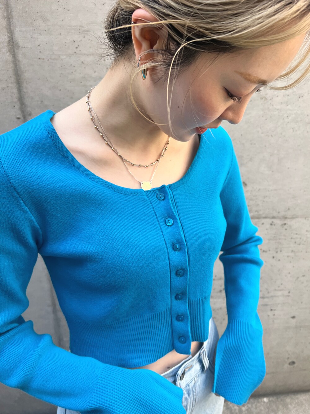 ブルー系のカーディガン/ボレロ、ブルー系のデニムパンツを着用したレディースの春コーディネートの4枚目の写真