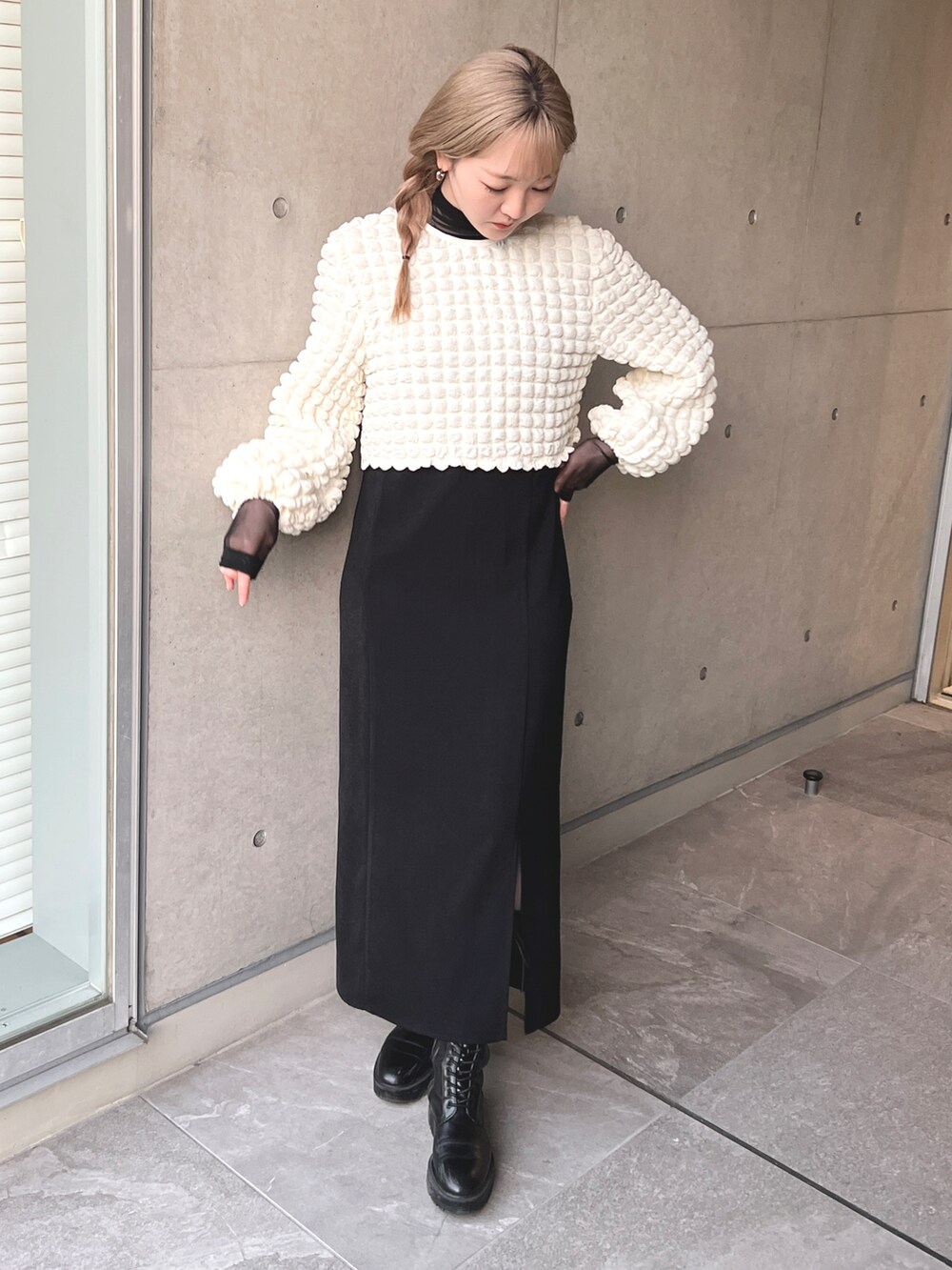 ホワイト系のシャツ/ブラウス、ブラック系のジャンパースカート、ブラック系のTシャツ/カットソーを着用したレディースの冬コーディネートの2枚目の写真