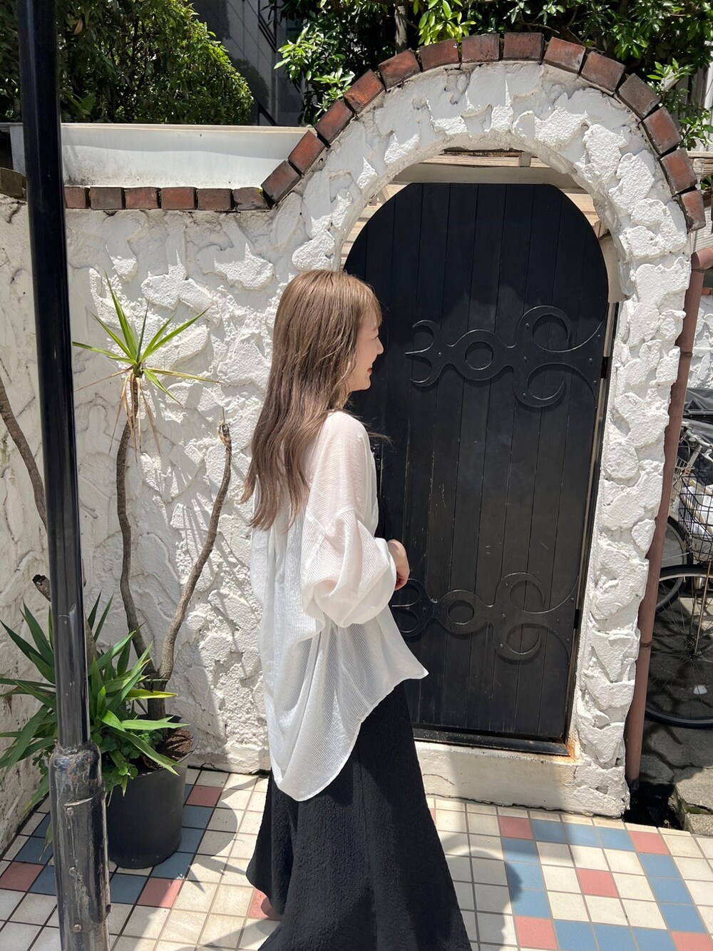 ホワイト系のシャツ/ブラウス、ブラック系のワンピース、ブラック系のサンダルを着用したレディースの夏コーディネートの4枚目の写真