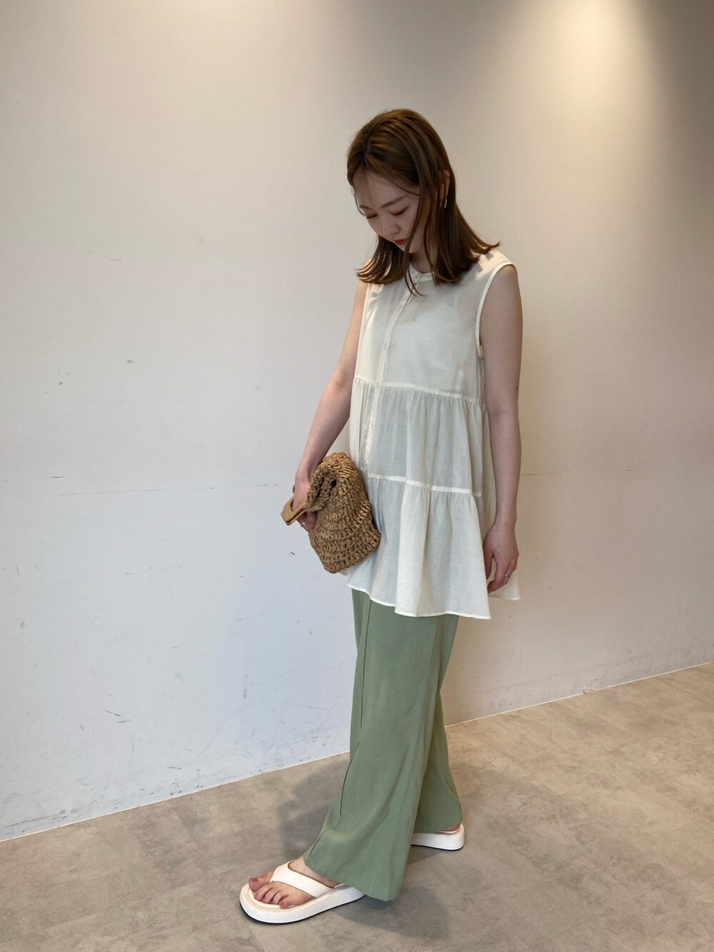 ホワイト系のシャツ/ブラウス、ホワイト系のサンダルを着用したレディースの夏コーディネートの3枚目の写真