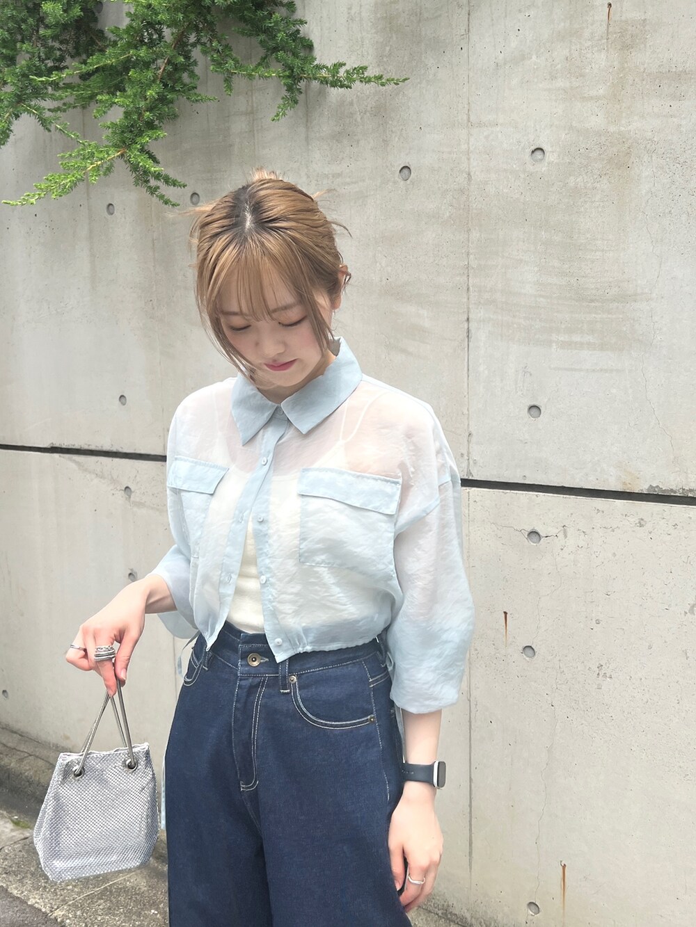 ブルー系のシャツ/ブラウス、ブルー系のデニムパンツ、シルバー系のハンドバッグを着用したレディースの夏コーディネートの3枚目の写真