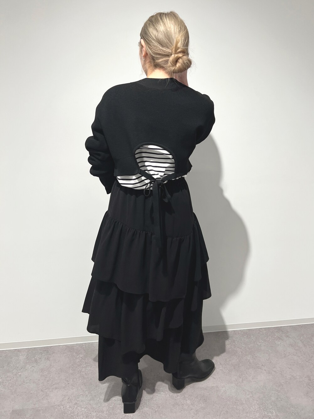 ブラック系のTシャツ/カットソー、ブラック系のカーディガン/ボレロ、ブラック系のスカートを着用したレディースの冬コーディネートの5枚目の写真