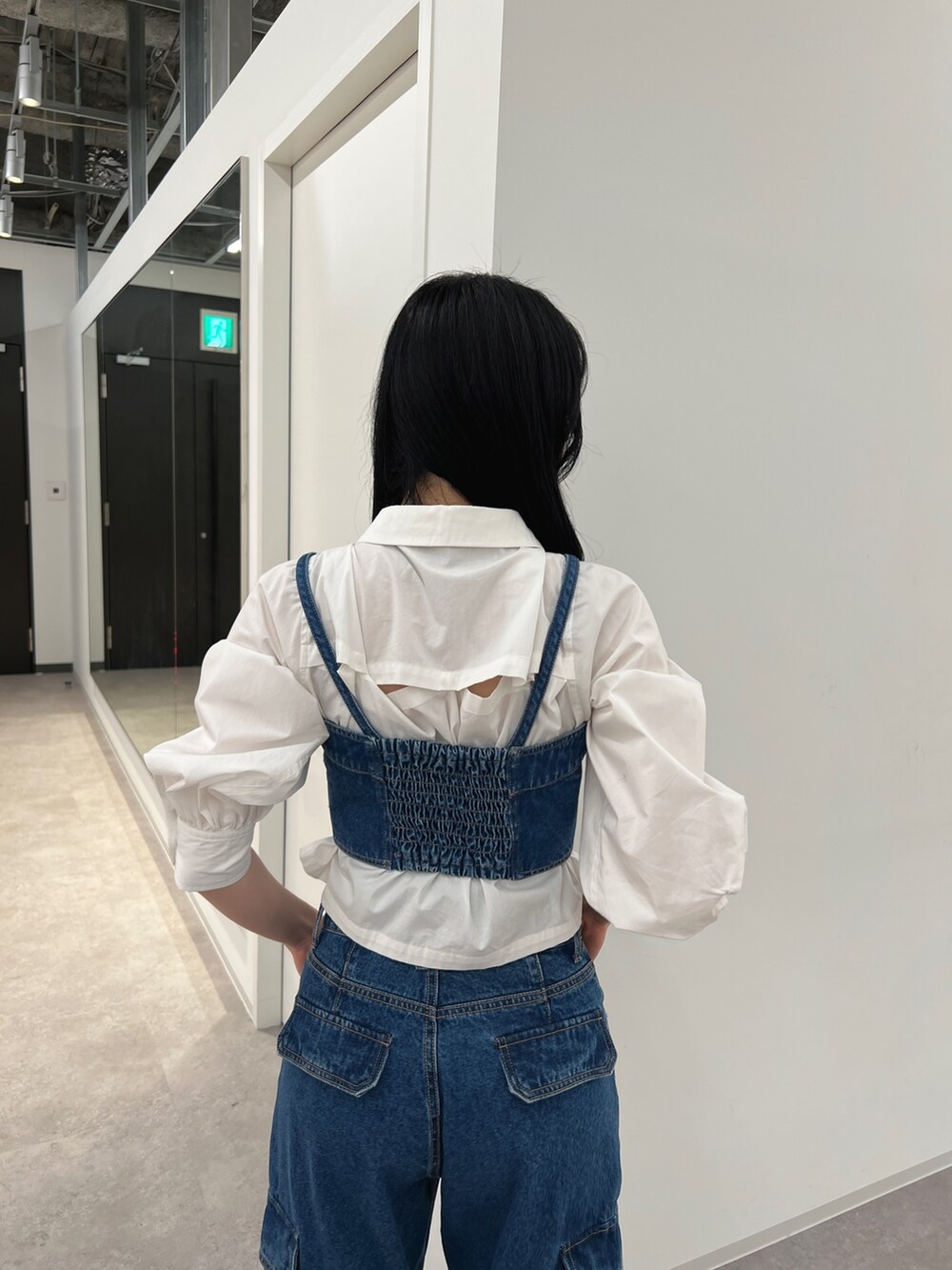 ブルー系のベスト、ブルー系のデニムパンツ、ホワイト系のシャツ/ブラウスを着用したレディースの夏コーディネートの3枚目の写真