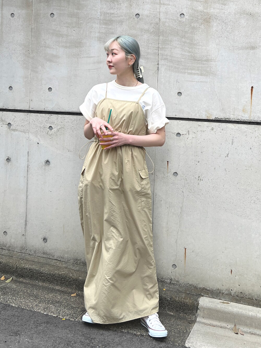 ベージュ系のワンピース、ホワイト系のTシャツ/カットソーを着用したレディースの春コーディネートの2枚目の写真