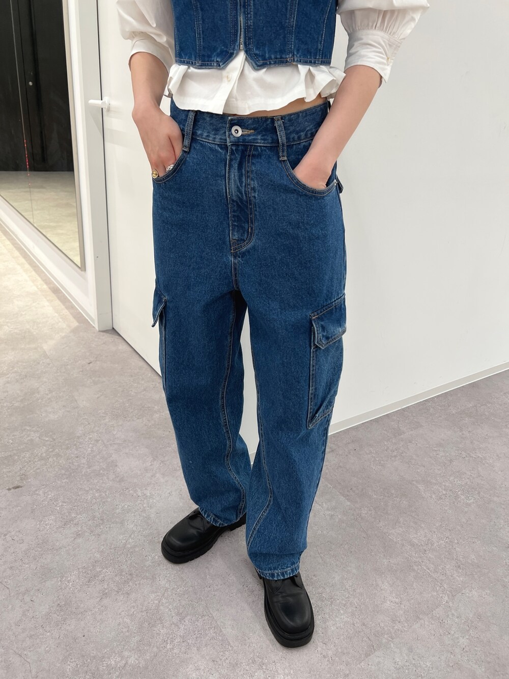 ブルー系のベスト、ブルー系のデニムパンツ、ホワイト系のシャツ/ブラウスを着用したレディースの夏コーディネートの4枚目の写真