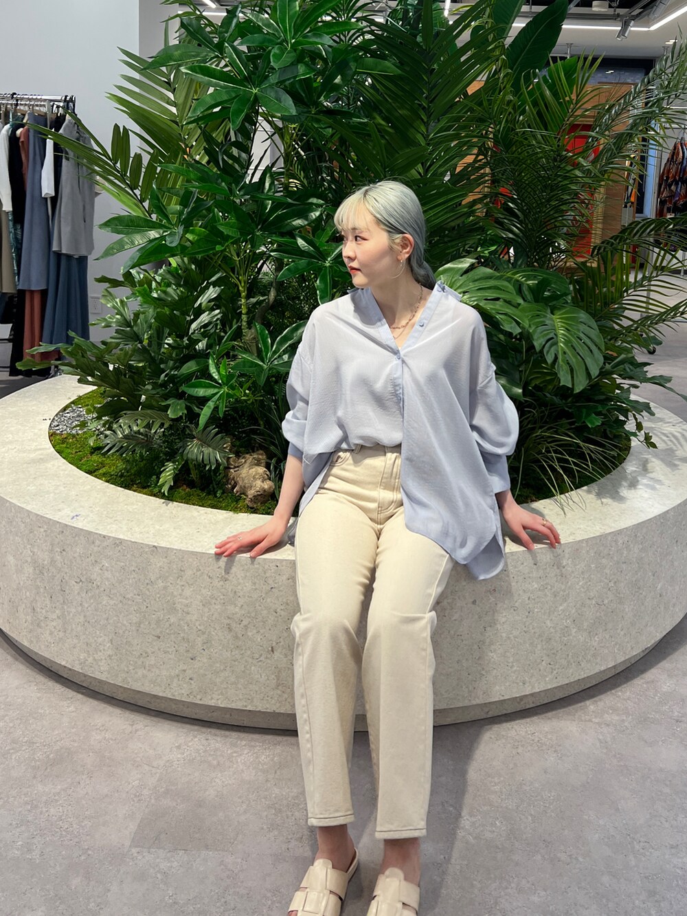 ブルー系のシャツ/ブラウス、ホワイト系のデニムパンツ、ホワイト系のサンダルを着用したレディースの春コーディネートの3枚目の写真