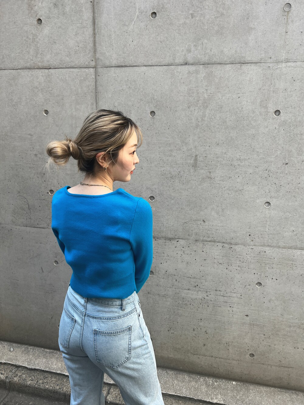 ブルー系のカーディガン/ボレロ、ブルー系のデニムパンツを着用したレディースの春コーディネートの5枚目の写真