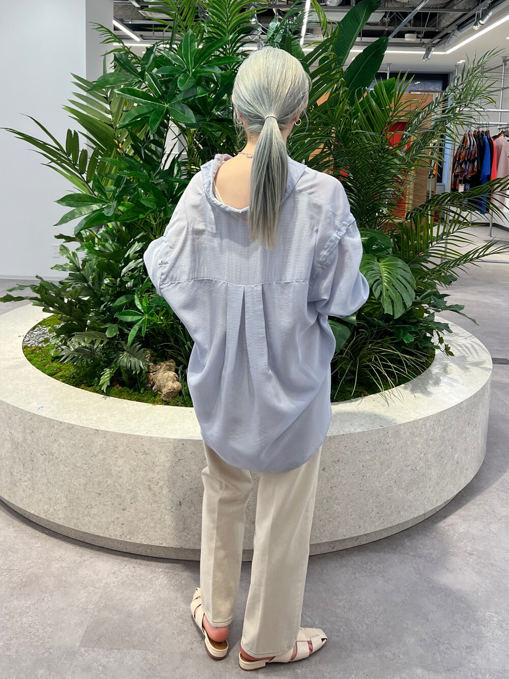 ブルー系のシャツ/ブラウス、ホワイト系のデニムパンツ、ホワイト系のサンダルを着用したレディースの春コーディネートの2枚目の写真