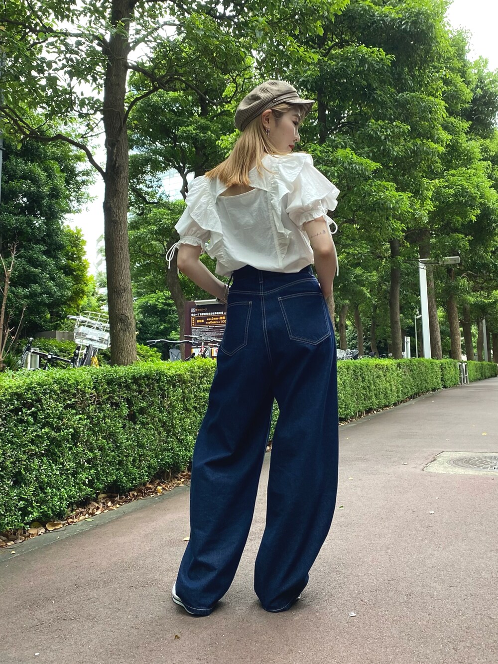 ホワイト系のシャツ/ブラウス、ブルー系のデニムパンツを着用したレディースの夏コーディネートの2枚目の写真