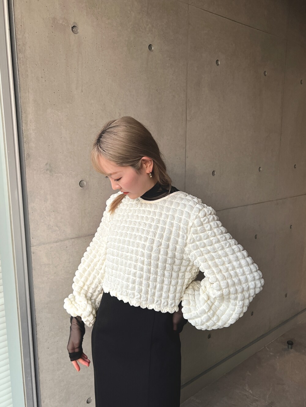 ホワイト系のシャツ/ブラウス、ブラック系のジャンパースカート、ブラック系のTシャツ/カットソーを着用したレディースの冬コーディネートの3枚目の写真