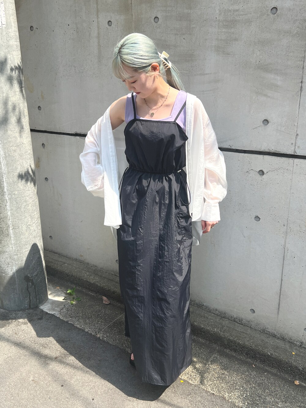 ホワイト系のシャツ/ブラウス、パープル系のTシャツ/カットソー、ブラック系のワンピースを着用したレディースの春コーディネートの2枚目の写真