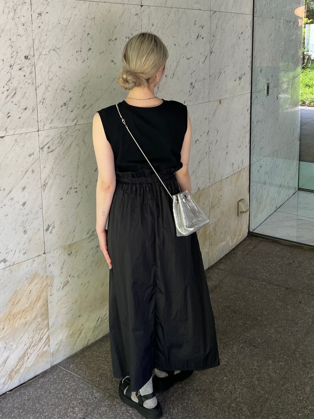 ブラック系のワンピース、ブラック系のサンダルを着用したレディースの春コーディネートの3枚目の写真