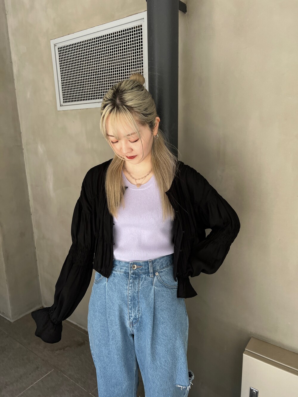 ブルー系のデニムパンツ、ブラック系のサンダル、パープル系のニット/セーターを着用したレディースの春コーディネートの2枚目の写真