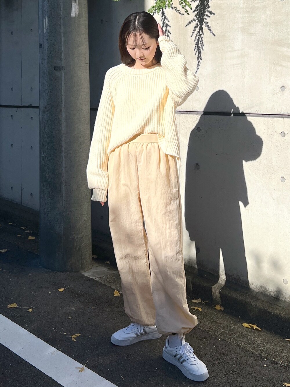 ホワイト系のニット/セーター、ホワイト系のその他パンツを着用したレディースの秋コーディネートの3枚目の写真