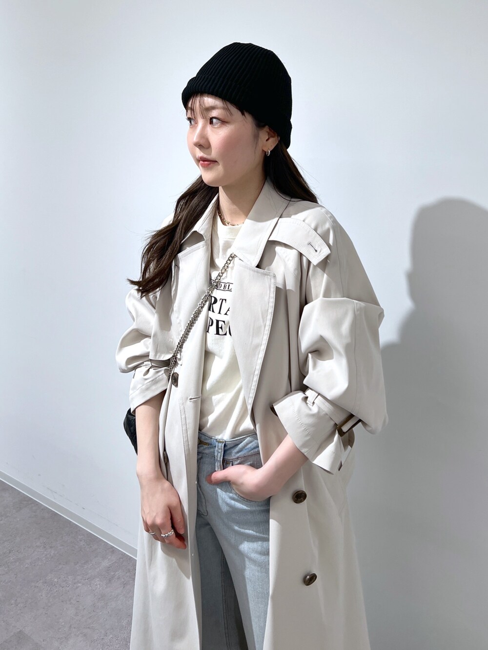 ブルー系のデニムパンツ、ブラック系のショルダーバッグ、ピンク系のシャツ/ブラウスを着用したレディースの春コーディネートの3枚目の写真