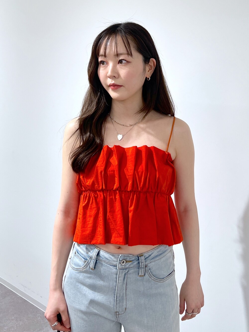 ブルー系のテーラードジャケット、ブルー系のデニムパンツ、ブラック系のハンドバッグを着用したレディースの春コーディネートの3枚目の写真