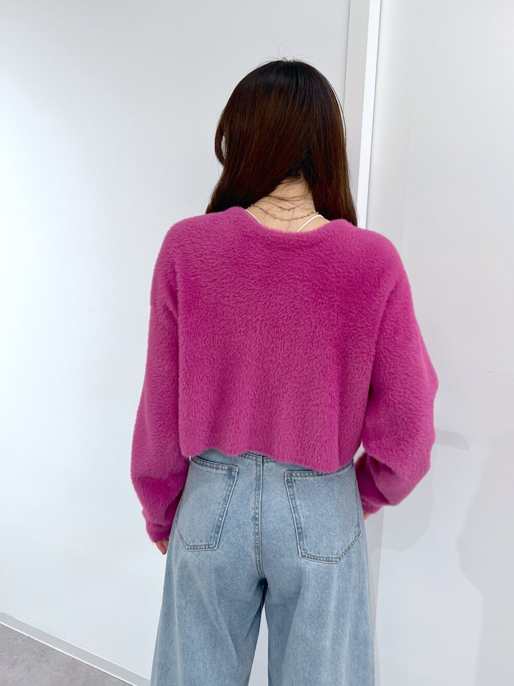 ブルー系のカーディガン/ボレロ、ブルー系のデニムパンツを着用したレディースの冬コーディネートの3枚目の写真