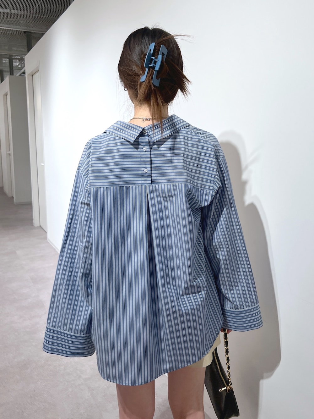 ブルー系のシャツ/ブラウス、ホワイト系のその他パンツ、ホワイト系のタンクトップを着用したレディースの夏コーディネートの3枚目の写真