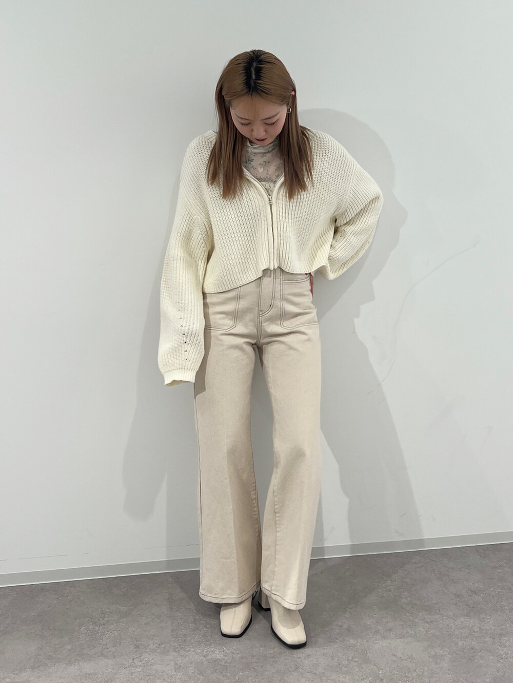 ホワイト系のカーディガン/ボレロ、ホワイト系のTシャツ/カットソー、ホワイト系のその他パンツを着用したレディースの冬コーディネートの2枚目の写真