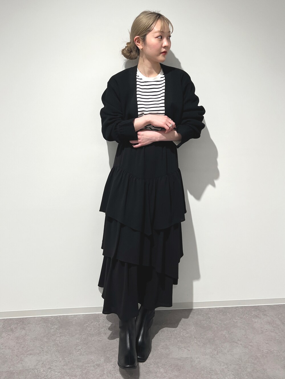 ブラック系のTシャツ/カットソー、ブラック系のカーディガン/ボレロ、ブラック系のスカートを着用したレディースの冬コーディネートの2枚目の写真