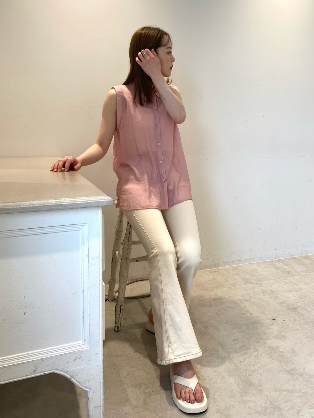 ピンク系のシャツ/ブラウス、ブラック系のデニムパンツ、ホワイト系のサンダルを着用したレディースの夏コーディネートの2枚目の写真