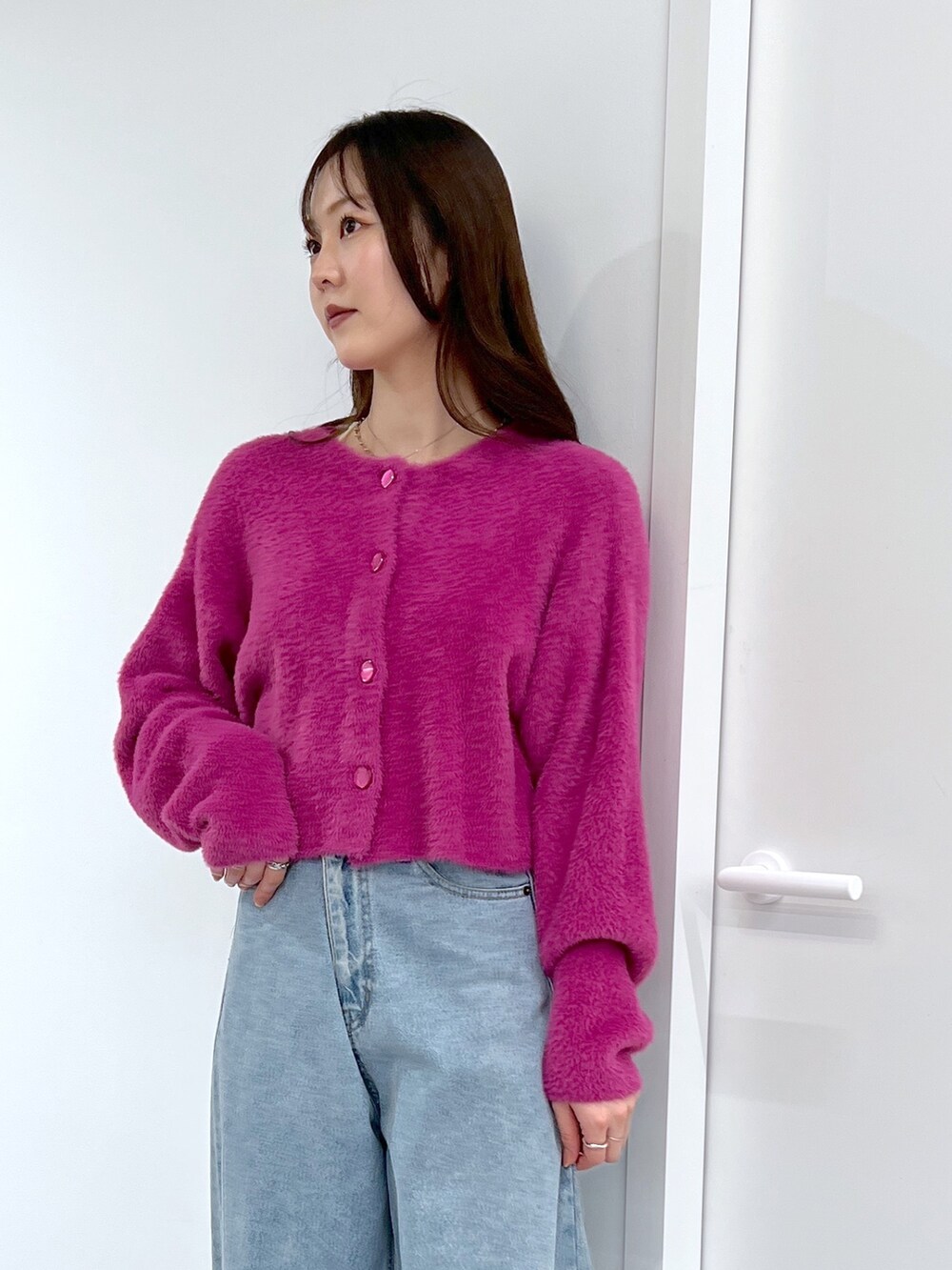 ブルー系のカーディガン/ボレロ、ブルー系のデニムパンツを着用したレディースの冬コーディネートの2枚目の写真