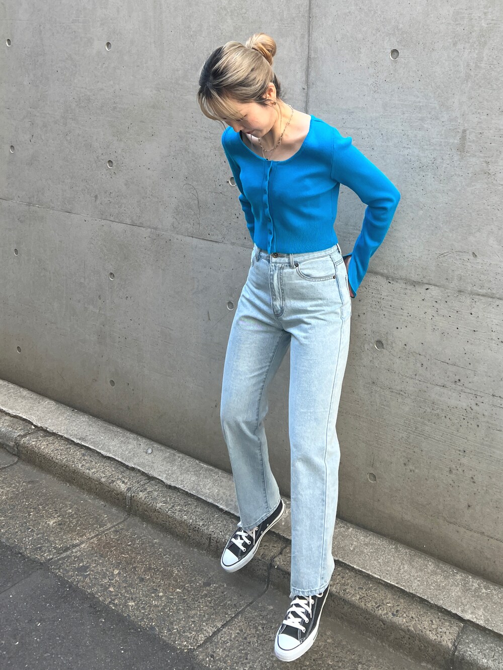 ブルー系のカーディガン/ボレロ、ブルー系のデニムパンツを着用したレディースの春コーディネートの2枚目の写真