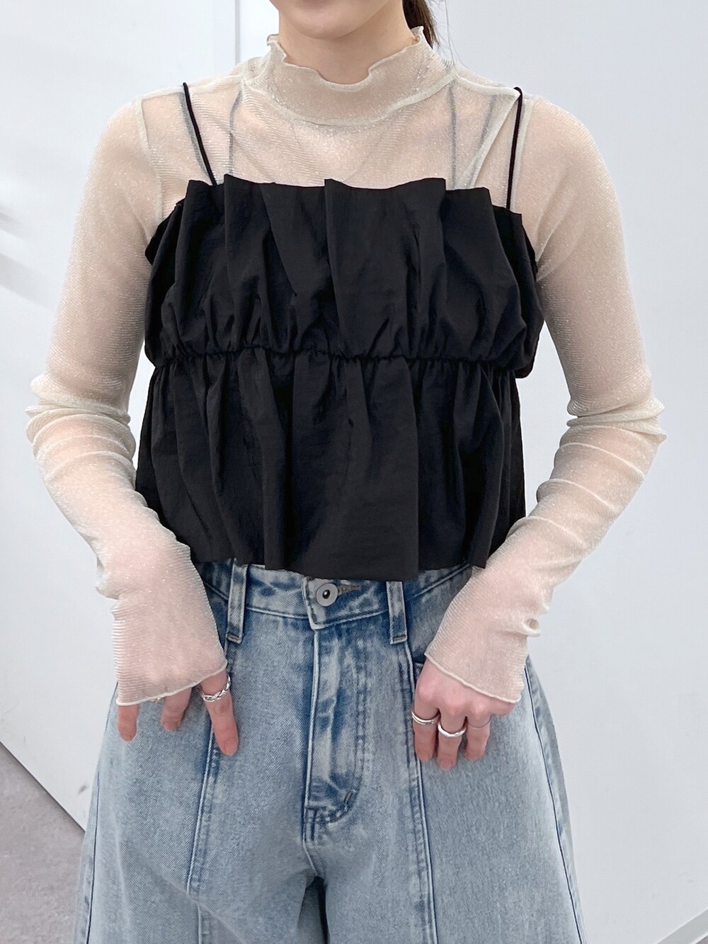 ブルー系のデニムパンツ、ホワイト系のTシャツ/カットソー、ブラック系のシャツ/ブラウスを着用したレディースの春コーディネートの2枚目の写真