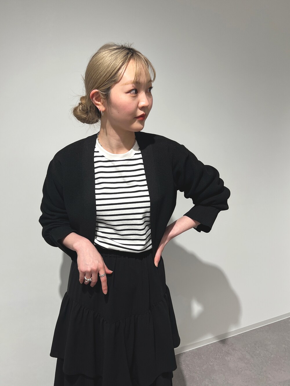 ブラック系のTシャツ/カットソー、ブラック系のカーディガン/ボレロ、ブラック系のスカートを着用したレディースの冬コーディネートの3枚目の写真