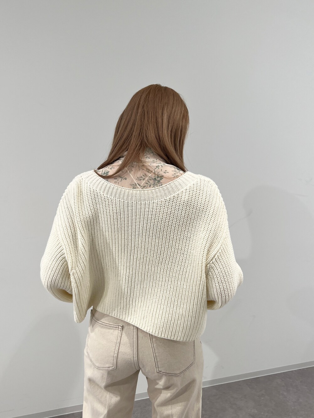 ホワイト系のカーディガン/ボレロ、ホワイト系のTシャツ/カットソー、ホワイト系のその他パンツを着用したレディースの冬コーディネートの3枚目の写真