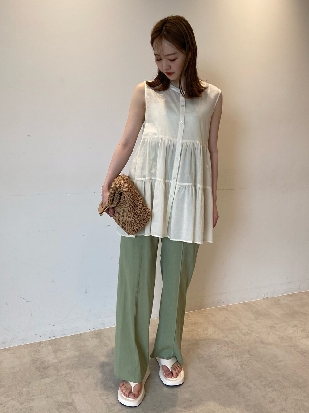 ホワイト系のシャツ/ブラウス、ホワイト系のサンダルを着用したレディースの夏コーディネートの2枚目の写真