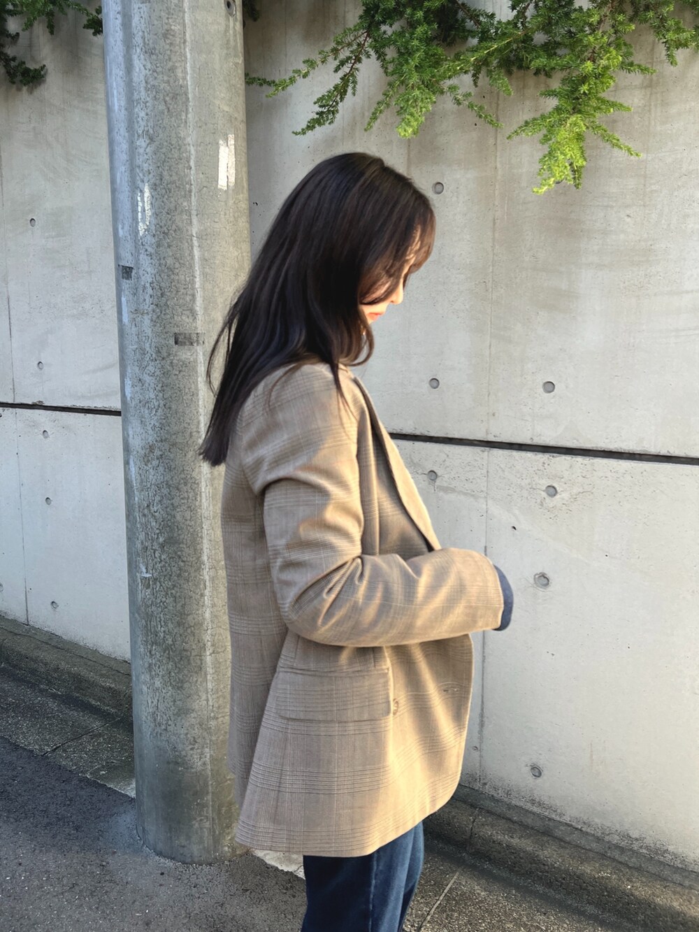 ベージュ系のテーラードジャケット、ブルー系のシャツ/ブラウス、ブルー系のデニムパンツを着用したレディースの秋コーディネートの3枚目の写真