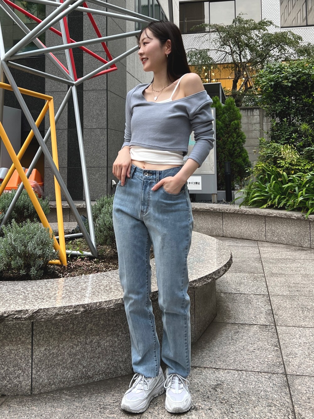 ブルー系のTシャツ/カットソーを着用したレディースの秋コーディネートの2枚目の写真