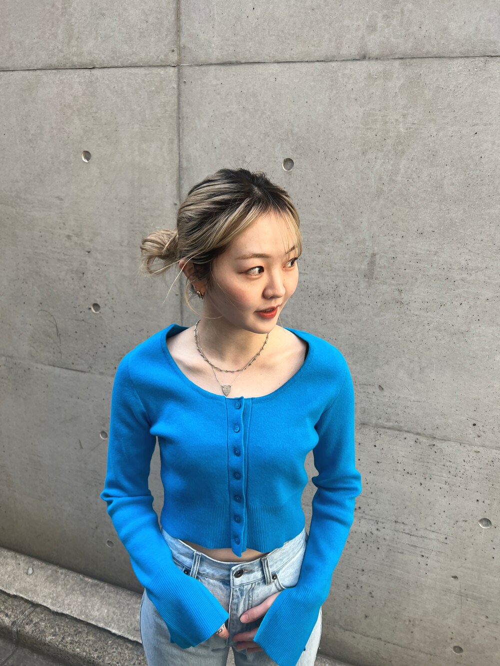 ブルー系のカーディガン/ボレロ、ブルー系のデニムパンツを着用したレディースの春コーディネートの3枚目の写真