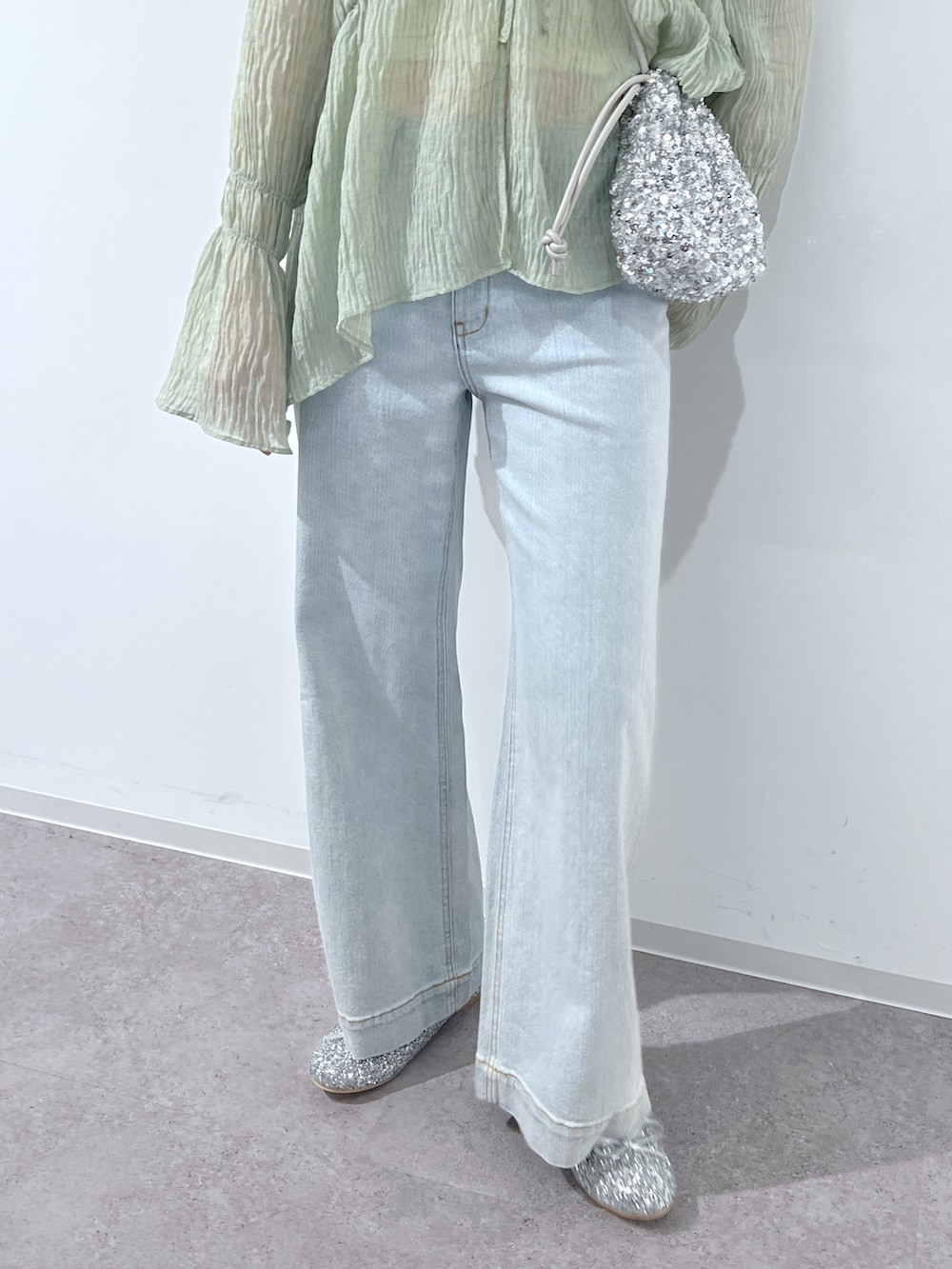 グリーン系のシャツ/ブラウス、シルバー系のバレエシューズ、シルバー系のハンドバッグを着用したレディースの春コーディネートの3枚目の写真