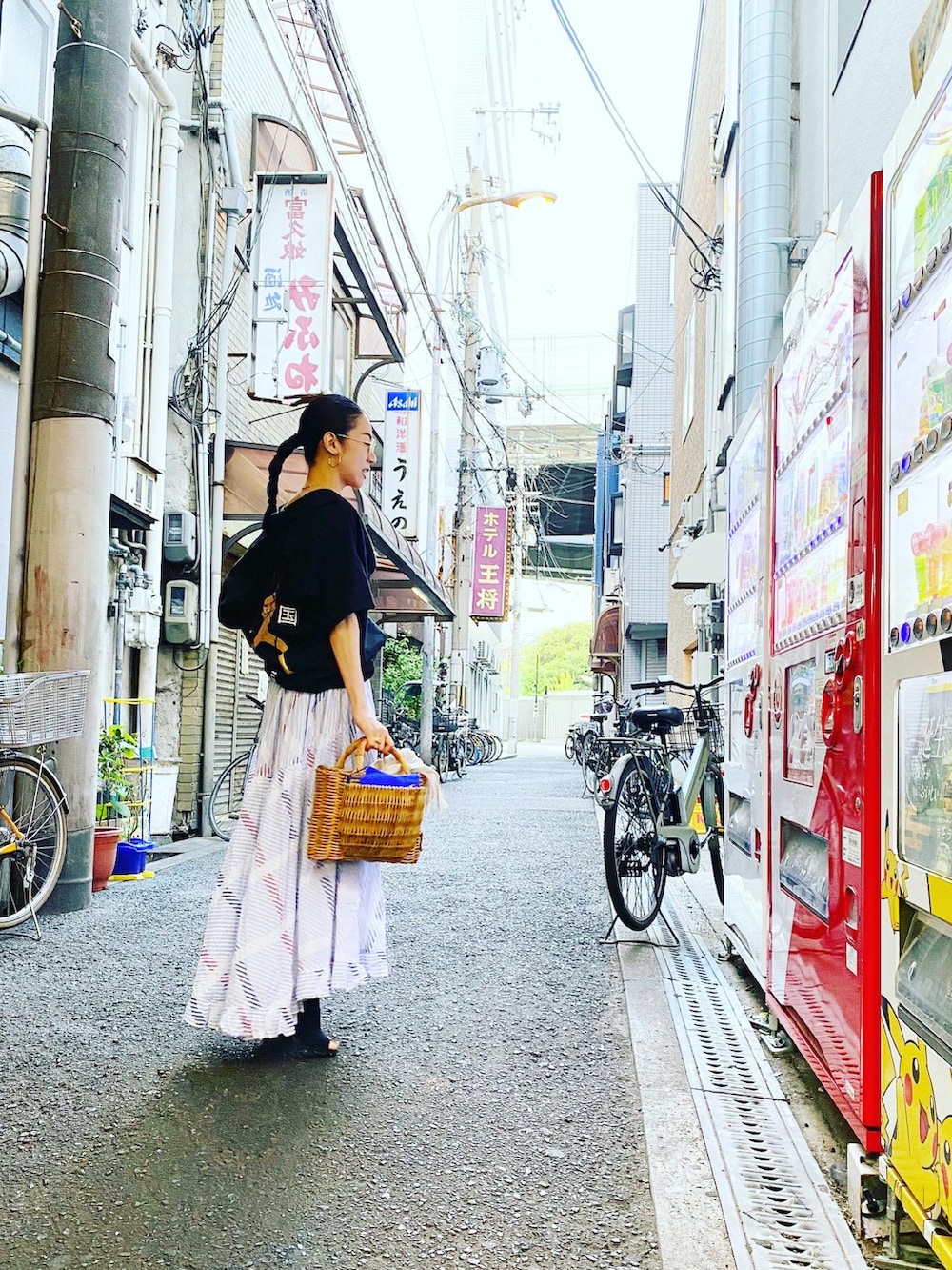 ブラック系のシャツ/ブラウス、ブルー系のスカート、ブラック系のシューズを着用したレディースの夏コーディネートの3枚目の写真