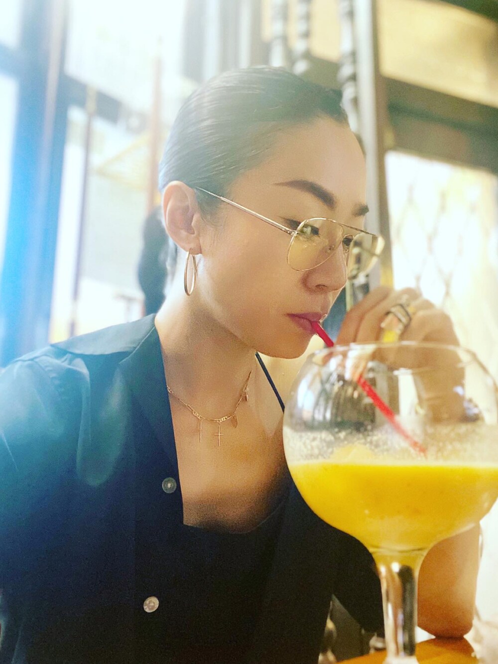 ブラック系のシャツ/ブラウス、ブルー系のスカート、ブラック系のシューズを着用したレディースの夏コーディネートの4枚目の写真
