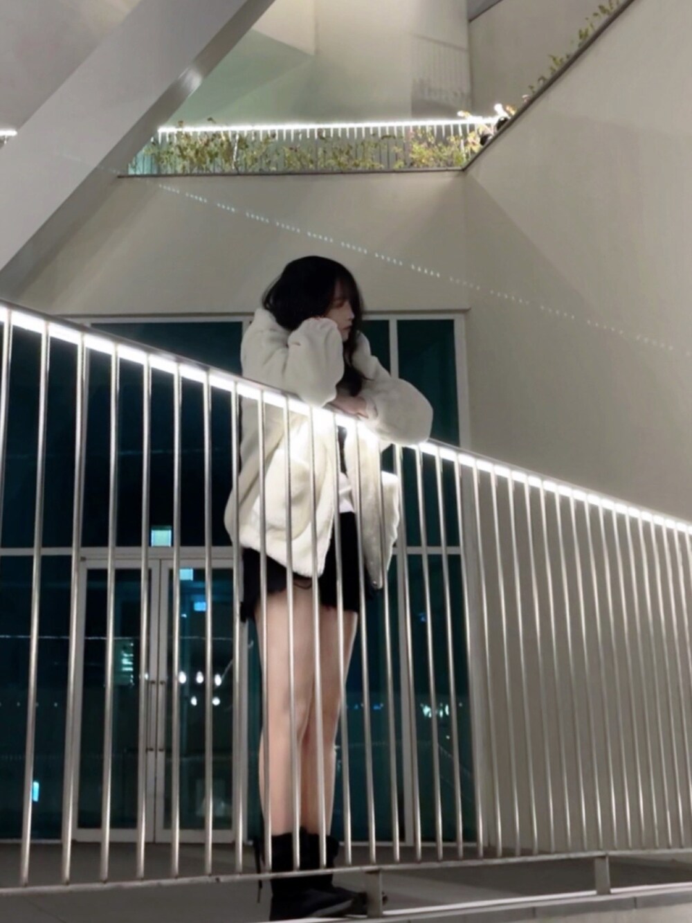 ホワイト系のダウンジャケット/コート、ブラック系のカーゴパンツを着用したレディースの夏コーディネートの3枚目の写真