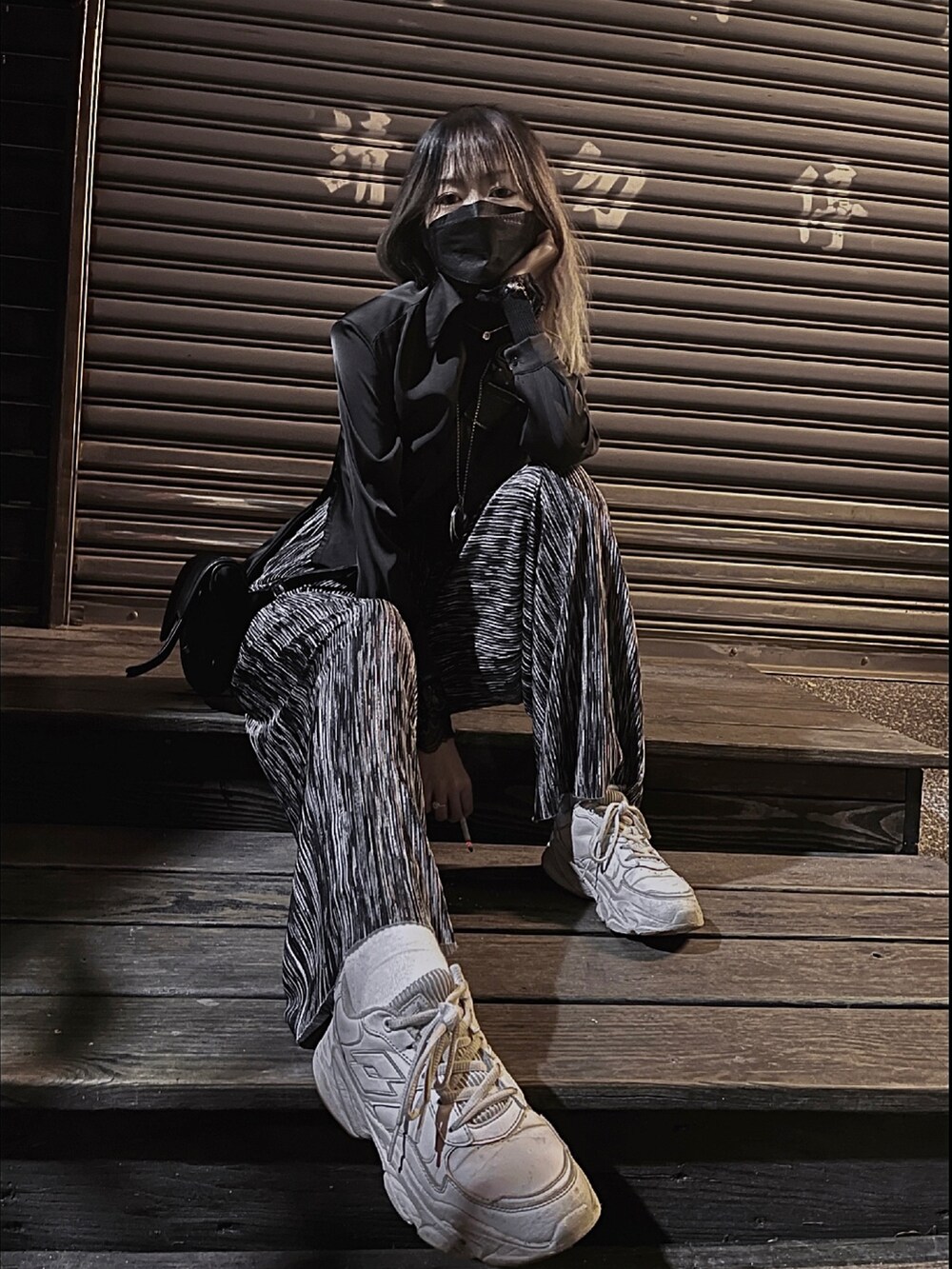 ブラック系のシャツ/ブラウスを着用したレディースの夏コーディネートの3枚目の写真