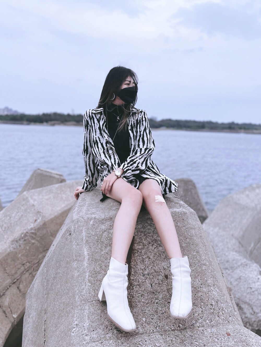 ブラック系のカーゴパンツ、ホワイト系のブーツを着用したレディースの夏コーディネートの2枚目の写真