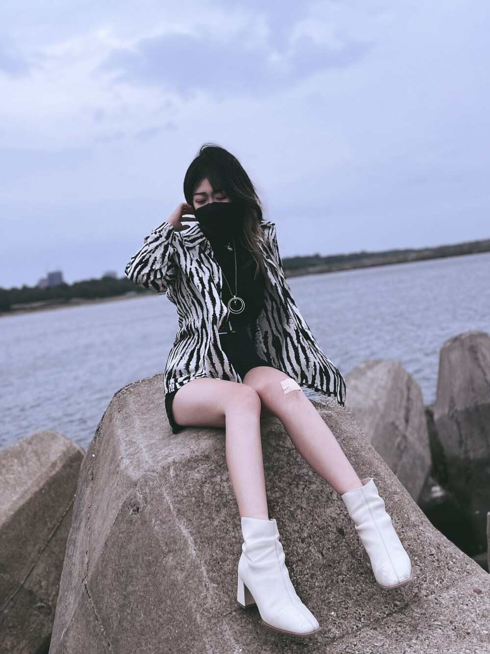 ブラック系のカーゴパンツ、ホワイト系のブーツを着用したレディースの夏コーディネートの3枚目の写真