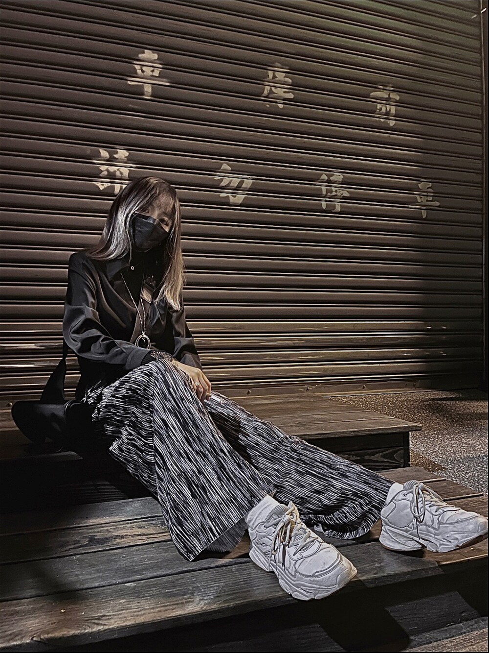 ブラック系のシャツ/ブラウスを着用したレディースの夏コーディネートの2枚目の写真