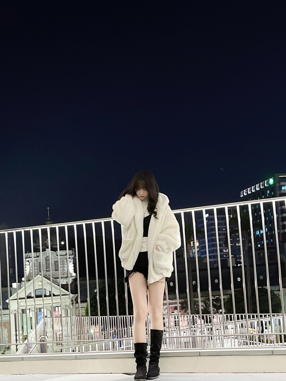 ホワイト系のダウンジャケット/コート、ブラック系のカーゴパンツを着用したレディースの夏コーディネートの2枚目の写真