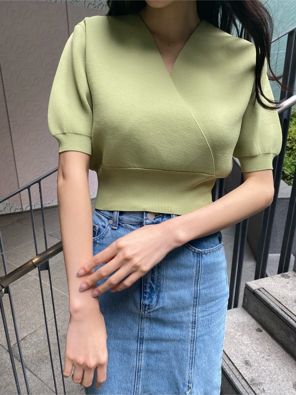 ブルー系のスカート、ホワイト系のスニーカー、イエロー系のニット/セーターを着用したレディースの春コーディネートの5枚目の写真